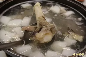 水庫在腳底下! 漫步薑母島臨水高架棧道超刺激