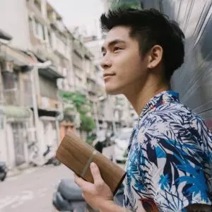 公投沒過...同志片男星回家看到媽媽「哭倒沙發上」 抹去眼淚喊:我們憑什麼限制別人想幸福?