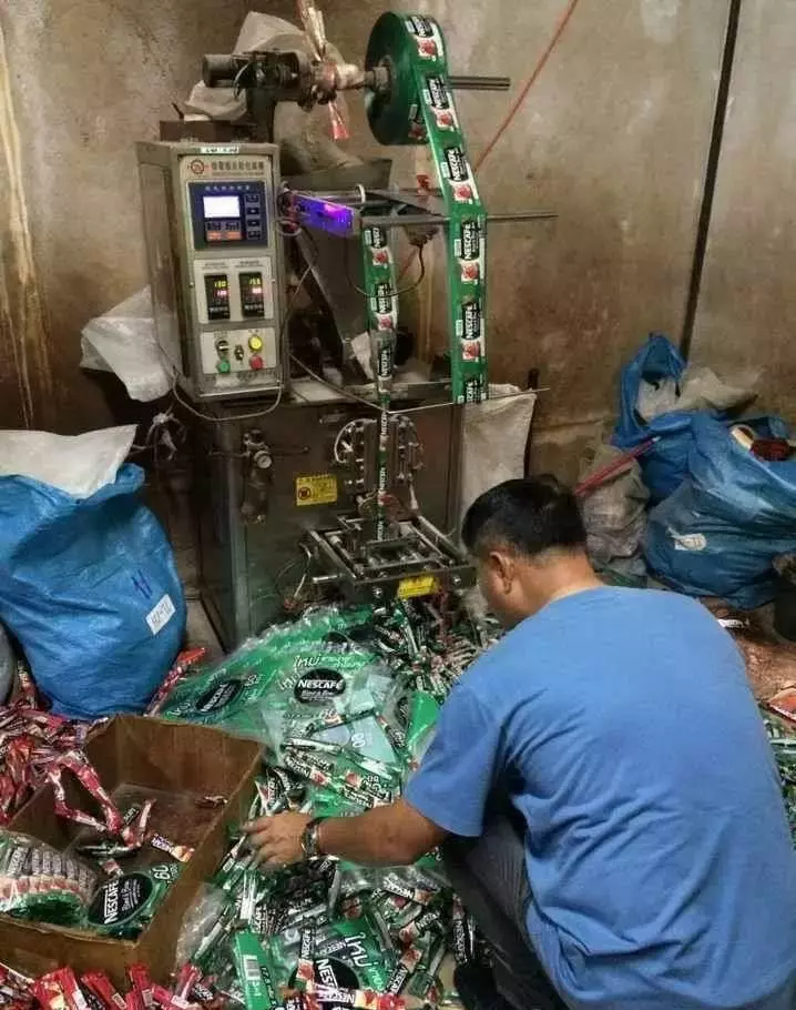 大馬人注意了!警方查獲製造假咖啡窩點,原來這些咖啡都是假的!不要再喝了~