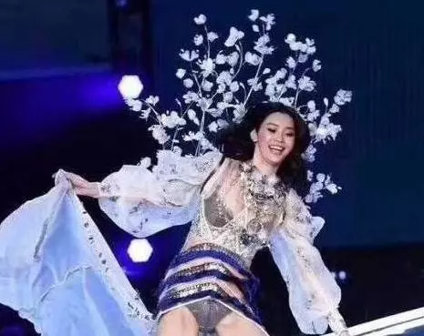 明星摔倒瞬間,景珂摔出擠奶器,胡歌承包了我一整年的笑點!