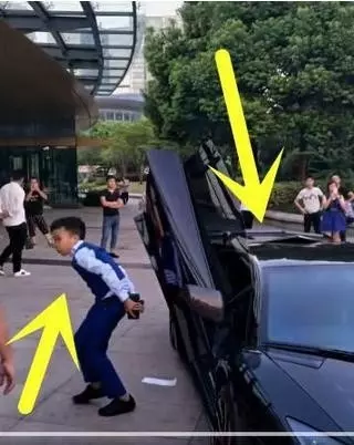 網友封「陸版鄧佳華」天天開超跑吻嫩妹,患病倒下後...秒變邊緣人!