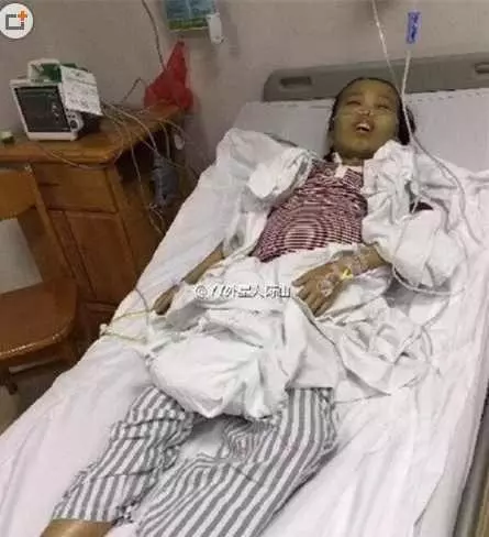 網友封「陸版鄧佳華」天天開超跑吻嫩妹,患病倒下後...秒變邊緣人!