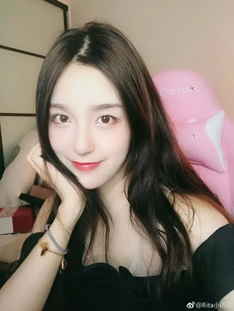 LOL新晉電競女神認真解說 穿...掀起網友暴動:好分