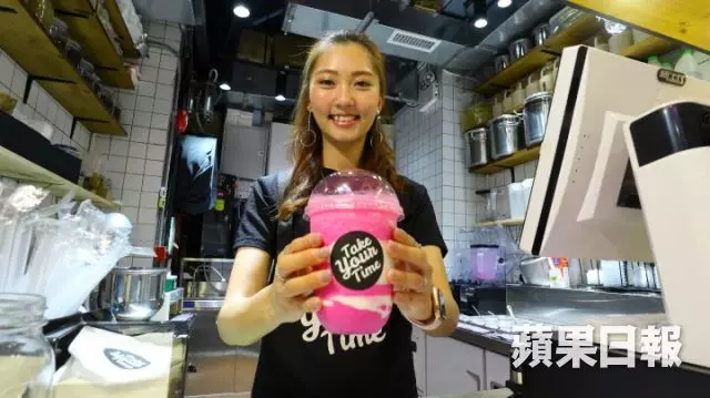 水果乳酪店藏「天菜老闆娘」!認真做飲料… 男客人視角好幸福:天天來也是很合理的