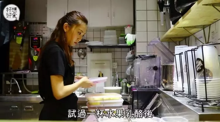 水果乳酪店藏「天菜老闆娘」!認真做飲料… 男客人視角好幸福:天天來也是很合理的