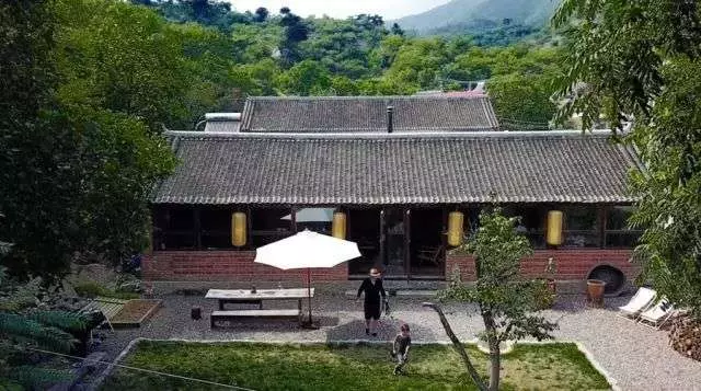 租下長城腳下25年老房子 德國帥爸的「神改造」讓一家四口住超開心