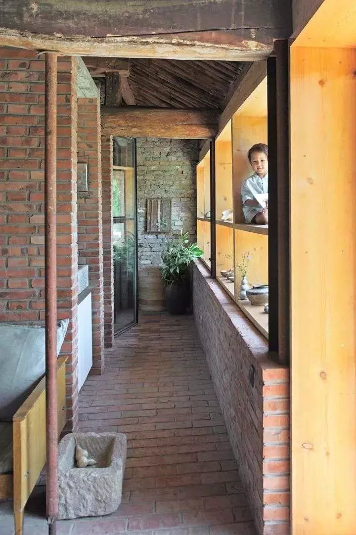 租下長城腳下25年老房子 德國帥爸的「神改造」讓一家四口住超開心