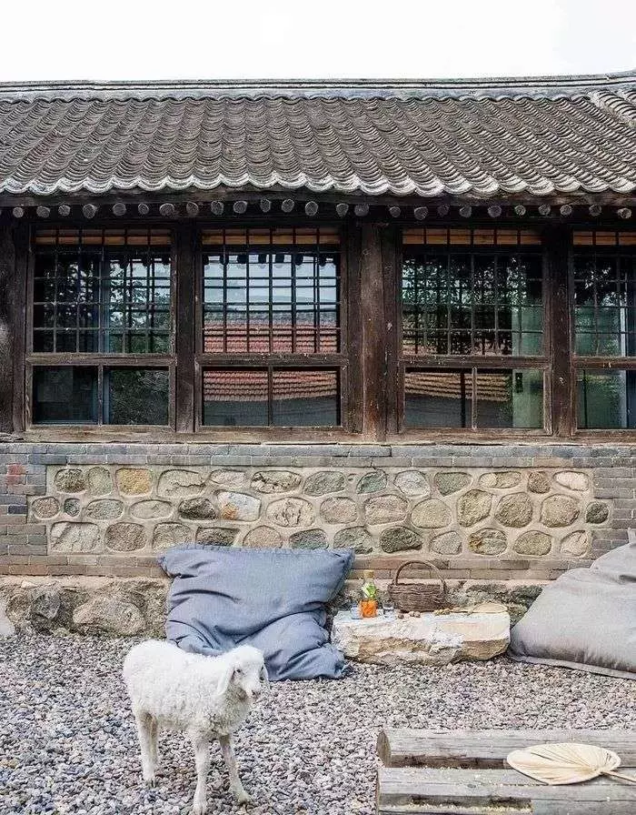 租下長城腳下25年老房子 德國帥爸的「神改造」讓一家四口住超開心