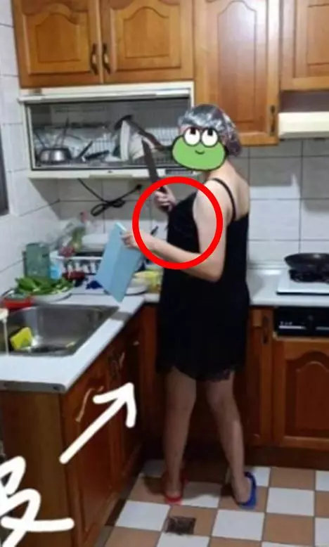 白皙老婆好調皮!細肩睡衣煮飯「頭戴這超爆笑」…轉身網全歪樓:側面很兇!