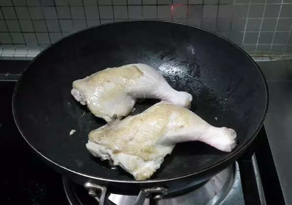 只用醬油無需用水,做出來的雞腿香的不得了哦。孩子連吃了2大碗飯!