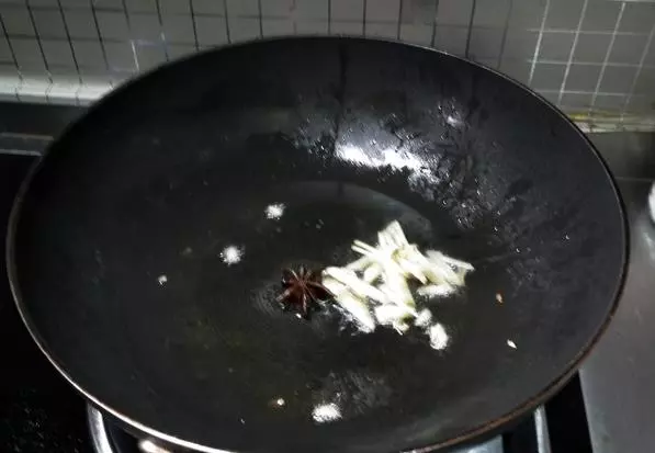 只用醬油無需用水,做出來的雞腿香的不得了哦。孩子連吃了2大碗飯!