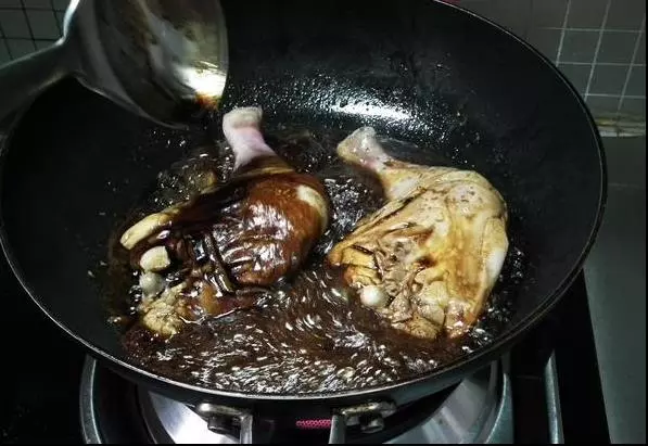 只用醬油無需用水,做出來的雞腿香的不得了哦。孩子連吃了2大碗飯!