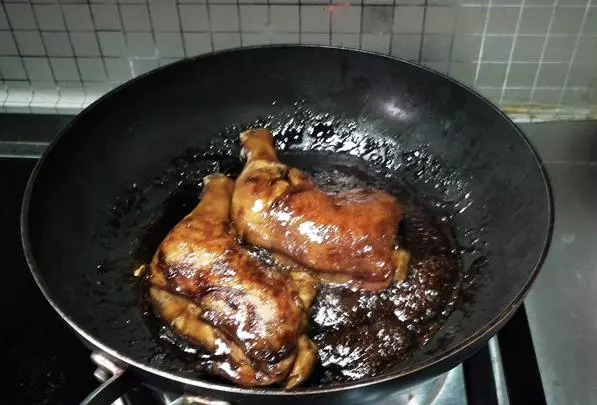 只用醬油無需用水,做出來的雞腿香的不得了哦。孩子連吃了2大碗飯!