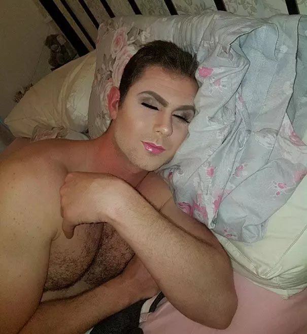 女友決定化大濃妝報復爽約的男友,結果他從硬漢一秒變妖精讓人笑慘了!