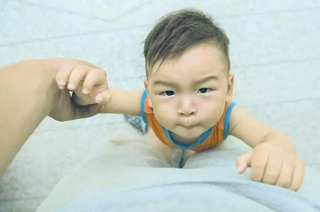 孩子沒走兩步就總是要抱抱?心理學家:這4種情況下媽媽別拒絕,抱抱反而對他成長有好處!