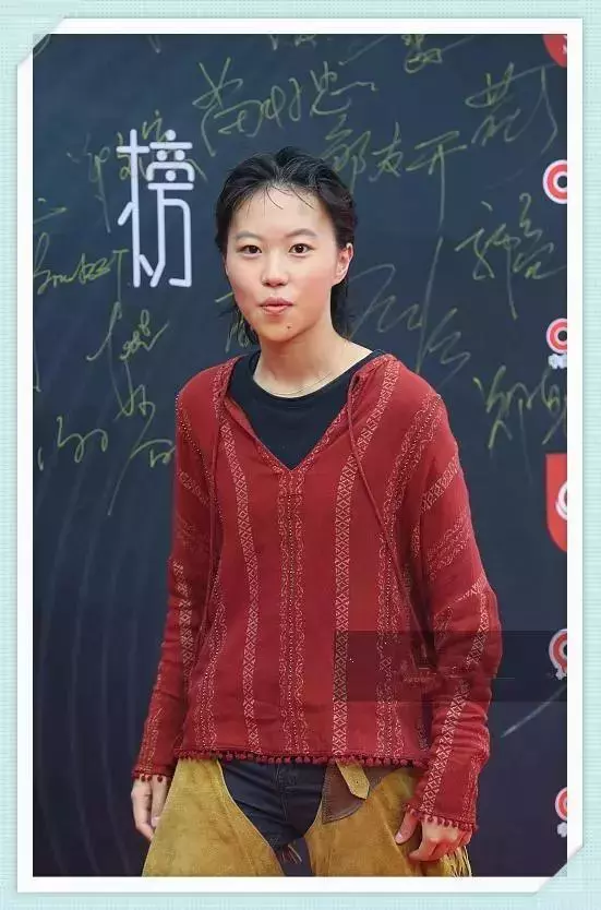 竇靖童瘋了吧!這種褲子也敢穿上台,網友:幸好你媽媽是王菲!