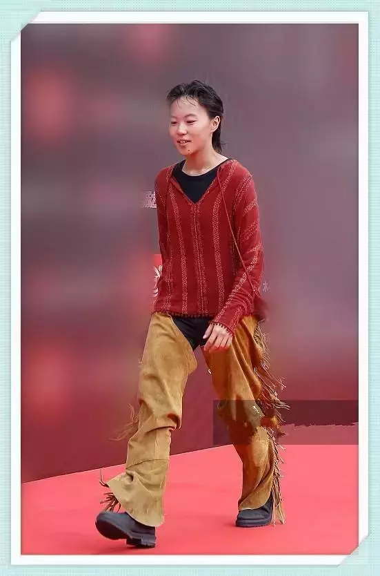 竇靖童瘋了吧!這種褲子也敢穿上台,網友:幸好你媽媽是王菲!