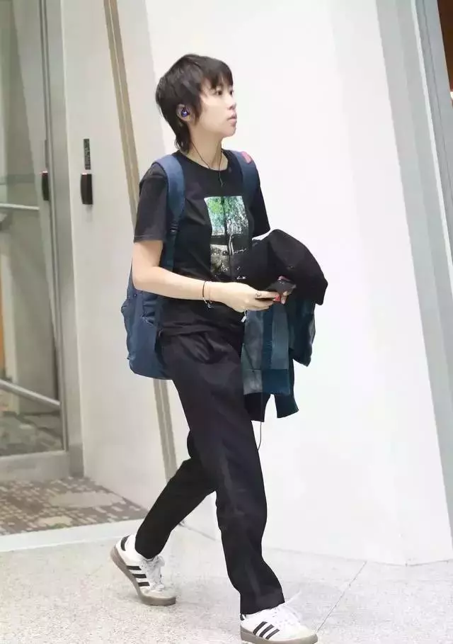 竇靖童瘋了吧!這種褲子也敢穿上台,網友:幸好你媽媽是王菲!