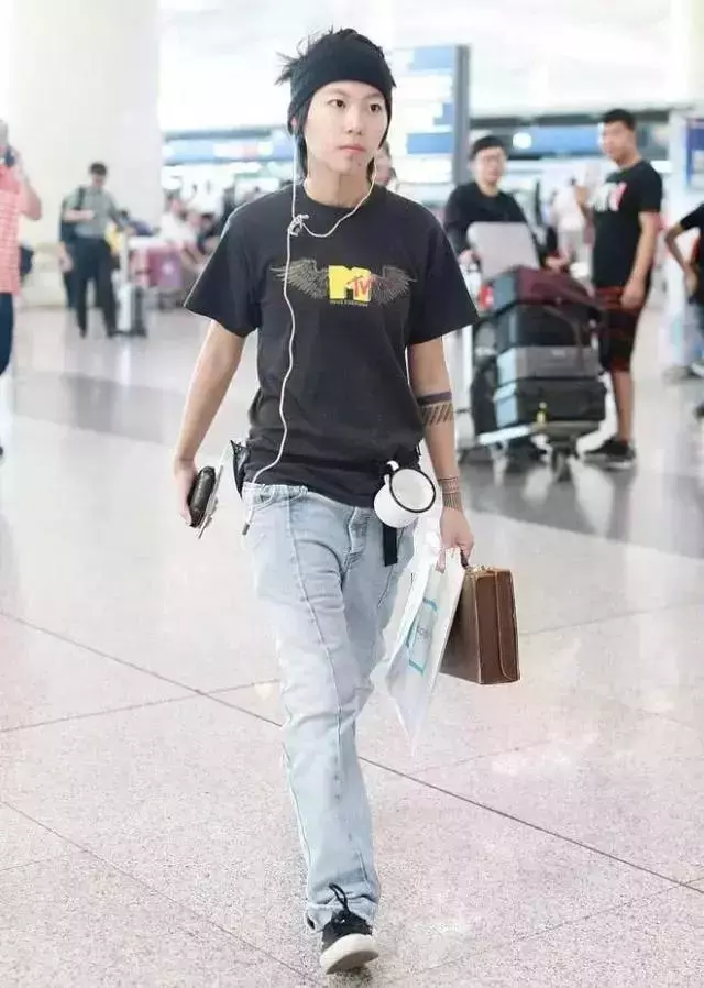 竇靖童瘋了吧!這種褲子也敢穿上台,網友:幸好你媽媽是王菲!