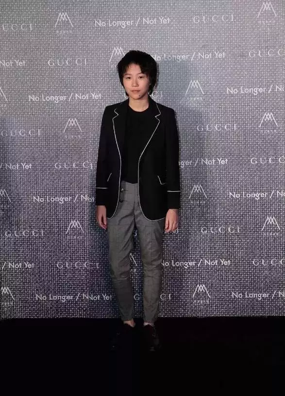竇靖童瘋了吧!這種褲子也敢穿上台,網友:幸好你媽媽是王菲!