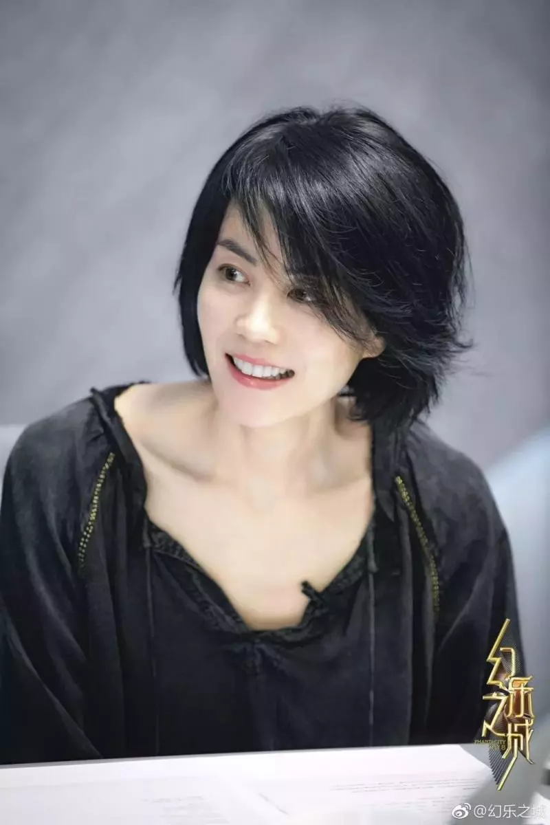 竇靖童瘋了吧!這種褲子也敢穿上台,網友:幸好你媽媽是王菲!