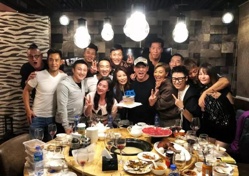莫少聰56歲生日聚會,大師兄烏鴉到場祝賀,看上去沒一個好人!