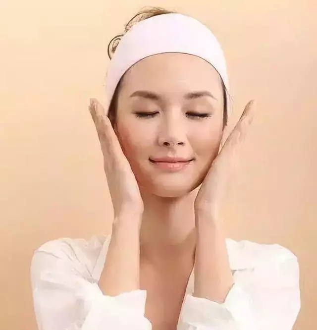 這樣拍拍臉,就等於在疏通9條經絡,還能瘦臉變年輕!