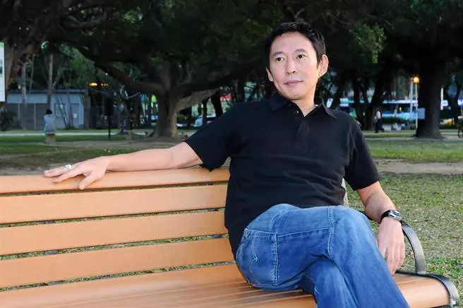 披著羊皮的色狼!台灣著名導演鈕承澤爆性侵女工作人員!假借聊天下手,受害者