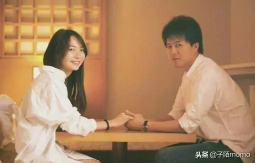 相親完我把剩菜打包,相親男看到笑話我,回家後看手機我不知所措