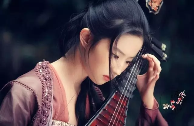當年只能給劉亦菲當配角,給劉亦菲打傘的女孩,今天名氣超越了她!