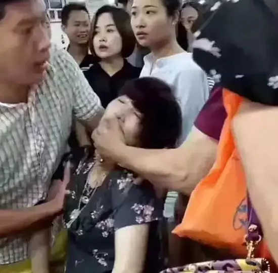 大媽試戴玉手鐲「沒拿好不小心摔破」!笑問多少錢下一秒店員「報出天價」讓她當場嚇暈!