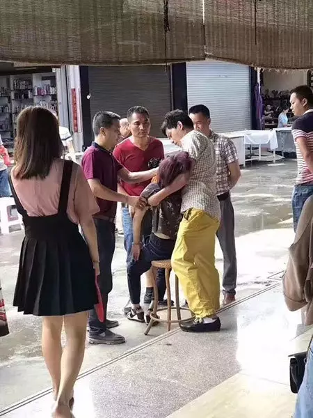 大媽試戴玉手鐲「沒拿好不小心摔破」!笑問多少錢下一秒店員「報出天價」讓她當場嚇暈!