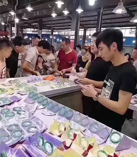 大媽試戴玉手鐲「沒拿好不小心摔破」!笑問多少錢下一秒店員「報出天價」讓她當場嚇暈!