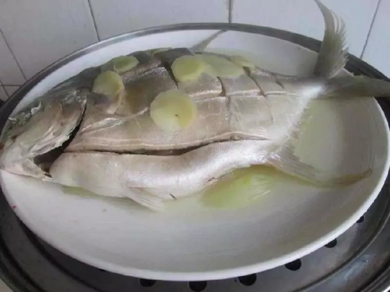 這樣做魚,不煎不炸也不燉,簡單3步就做好,魚肉細嫩不腥氣