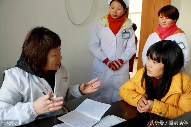 婆婆常年住我家,她生病住院弟媳給5000,我說一話,老公扇我巴掌