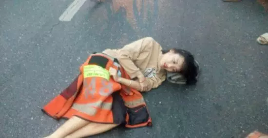 美女街頭被撞,衣服被扯破不慎曝光,男子這舉動被罵!