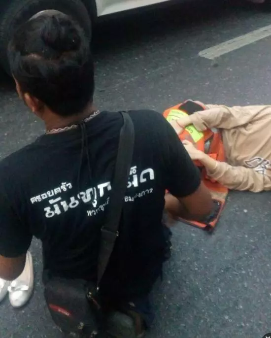 美女街頭被撞,衣服被扯破不慎曝光,男子這舉動被罵!
