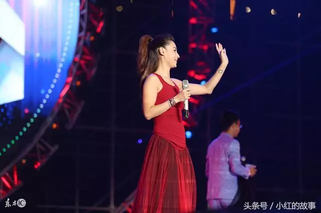 張柏芝 出席活動,長裙被人踩差點被扯破!一秒直接露出她真本性!原來她是這樣子的人!