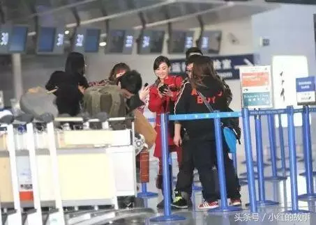 張柏芝 出席活動,長裙被人踩差點被扯破!一秒直接露出她真本性!原來她是這樣子的人!