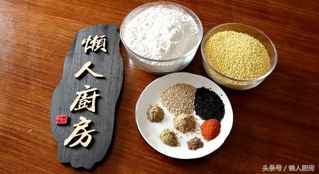 一碗麵粉,一碗小米,教你秘制一道小零食,咸香酥脆