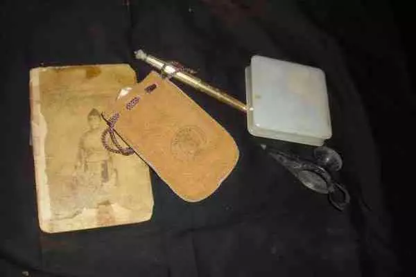 孫子打掃奶奶家 驚見衣櫃中隱藏的秘密