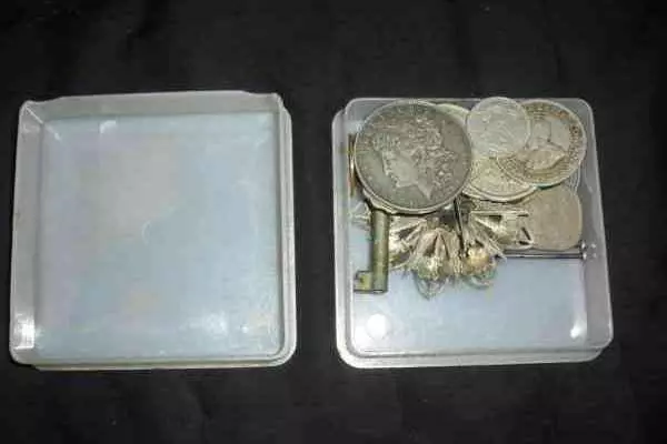 孫子打掃奶奶家 驚見衣櫃中隱藏的秘密