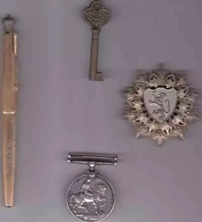 孫子打掃奶奶家 驚見衣櫃中隱藏的秘密