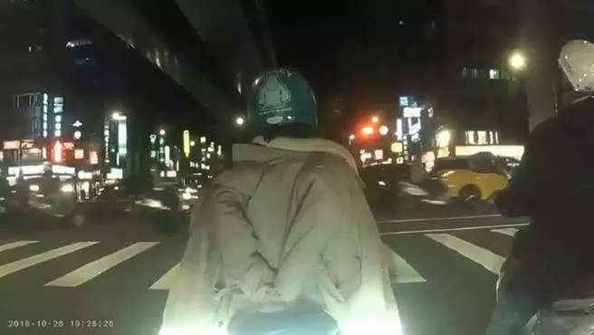 等紅燈…前方女騎士換衣服!他一個卡位趕緊拍下 網認證:專業der