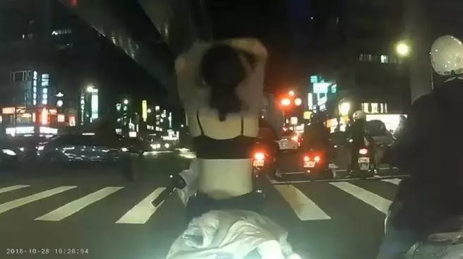 等紅燈…前方女騎士換衣服!他一個卡位趕緊拍下 網認證:專業der