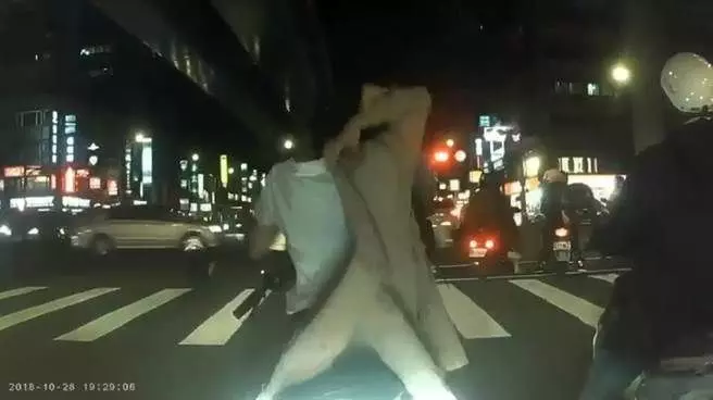 等紅燈…前方女騎士換衣服!他一個卡位趕緊拍下 網認證:專業der