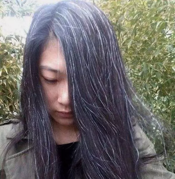 人未老頭髮就白了?原來是你的身體缺少某些營養素!「這麼做」讓白髮變回黑髮哦!!!