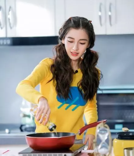 Baby穿蛋糕裙仙氣十足,扎雙馬尾又變身呆萌小黃人,你愛哪款