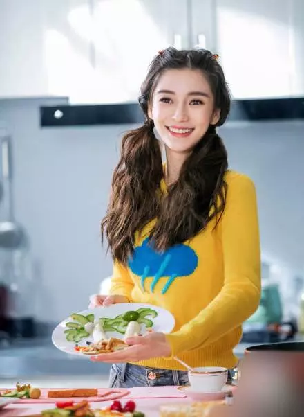 Baby穿蛋糕裙仙氣十足,扎雙馬尾又變身呆萌小黃人,你愛哪款
