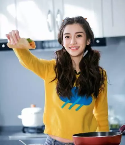 Baby穿蛋糕裙仙氣十足,扎雙馬尾又變身呆萌小黃人,你愛哪款